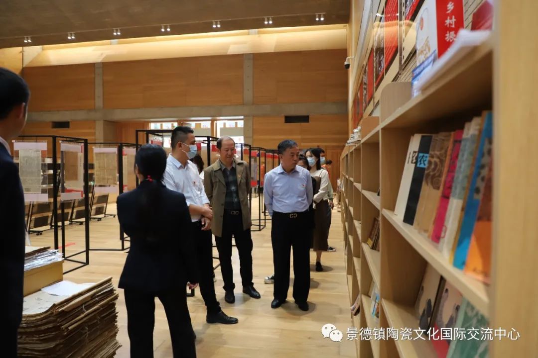 景德镇陶瓷文化国际交流中心组织观看红色文化主题展